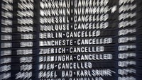 Penerbangan yang dibatalkan ditampilkan di papan penerbangan di bandara internasional di Frankfurt, Jerman. Padahal, saat ini merupakan periode sibuk Industri penerbangan di Jerman ketika keluarga-keluarga di penjuru negeri berangkat liburan musim panas mereka.