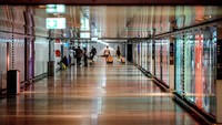 Karyawan maskapai penerbangan terbesar Jerman itu melancarkan aksi mogok untuk menegaskan tuntutan kenaikan gaji sampai 9,5 persen. Lufthansa saat ini hanya menawarkan kenaikan gaji sekitar 2 persen.