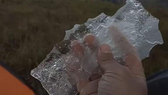 Suasana di bawah kaki Gunung Rinjani, Lombok Timur, NTB, warga temukan bongkahan es di Bukit Propok.