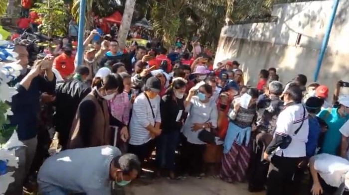 Masyarakat dan keluarga ikut menyaksikan proses pemakaman Brigadir J (foto: istimewa)