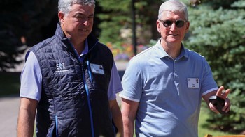 CEO Apple Tim Cook dan eksekutif Apple Eddy Cue tampil cukup modis. Foto: Getty Images