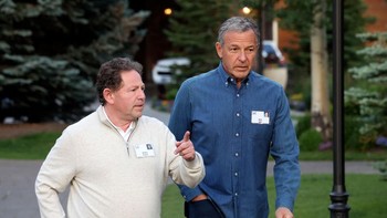 Gaya Bobby Kotick selaku CEO Activision Blizzard dan Bob Iger selaku CEO Disney dalam event sebelumnya. Foto: Getty Images