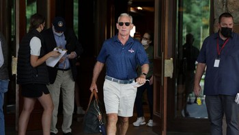 Greg Maffei selaku Chief Executive Officer Liberty Media Corporation mengenakan celana pendek dipadu kaus berkerah. Foto: Getty Images