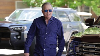 David Zaslav, President dan CEO of Warner Bros mengenakan busana kasual yang stylish. Foto: Getty Images