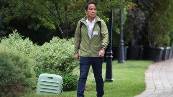 Andre Soelistyo selaku CEO GoTo, penampilannya cukup menarik perhatian. Foto: Getty Images