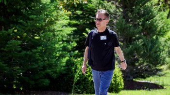 Kenichiro Yoshida, Chairman, President and CEO, Sony Group, mengenakan atasan hitam dan celana jins. Foto: Getty Images
