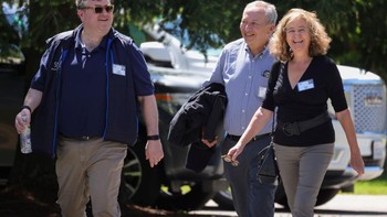 Reid Hoffman, pendiri dan chairman Linkedin di sebelah kiri tampil biasa saja bersama mantan Menkeu AS Larry Summers dan istrinya. Foto: Getty Images