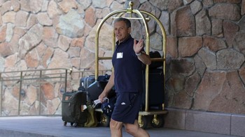 CEO Walt Disney Corporation Bob Iger juga sempat memakai celana pendek. Foto: Getty Images