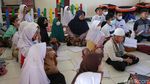 Melihat Siswa SDN di Tambun yang Lesehan Karena Tak Punya Meja-Kursi
