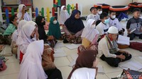Sebanyak 2 kelas di sekolah ini tidak memiliki meja dan kursi untuk belajar.