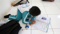Siswa terpaksa belajar secara lesehan.