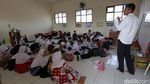 Melihat Siswa SDN di Tambun yang Lesehan Karena Tak Punya Meja-Kursi