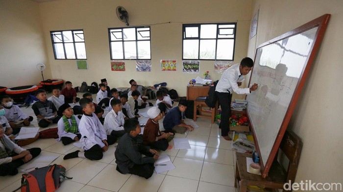 Tak Punya Meja-Kursi, Siswa SDN di Tambun Belajar Lesehan Sebanyak 2 kelas di SD Negeri Mekarsari 05, Tambun Selatan, Kabupaten Bekasi, tidak memiliki kursi. Para siswa pun terpaksa belajar secara lesehan.