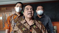 Ade Armando memakai kemeja batik. Wajah dan kondisi Ade Armando terlihat sehat dan sudah normal.