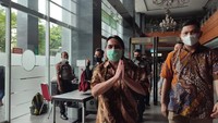 Ade mengatakan saat ini kondisinya sehat. Alhamdulillah baru selesai COVID, sudah sehat sekarang. Menurut rumah sakit tidak ada yang perlu dirisaukan dair bekas pengeroyokan, aman semua, katanya.