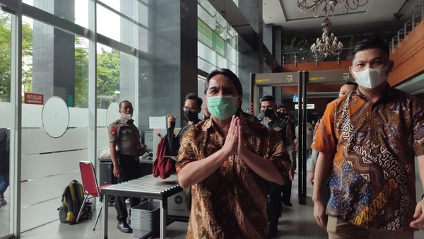 Tampilan Ade Armando Terkini Saat Akan Jadi Saksi Sidang Pengeroyokannya