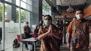 Tampilan Ade Armando Terkini Saat Akan Jadi Saksi Sidang Pengeroyokannya