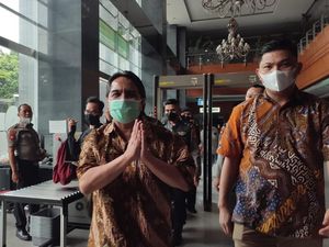 Tampilan Ade Armando Terkini Saat Akan Jadi Saksi Sidang Pengeroyokannya