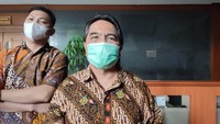Ade Armando tiba sekitar pukul 12.35 WIB. Ade Armando akan menjadi saksi di sidang kasus pengeroyokannya.