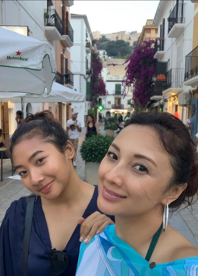 Kedua anaknya telah beranjak dewasa. Meskipun sudah menginjak kepala empat, sosok Tata Cahyani masih dipuji awet muda. Foto: Instagram/@tatacahyani