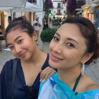 Kedua anaknya telah beranjak dewasa. Meskipun sudah menginjak kepala empat, sosok Tata Cahyani masih dipuji awet muda. Foto: Instagram/@tatacahyani