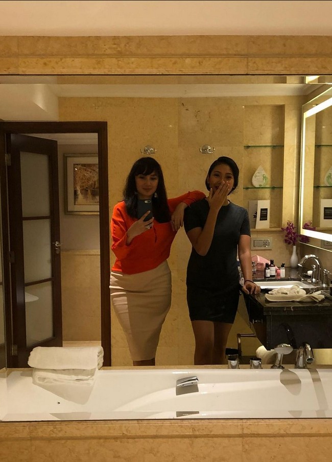 Saat mengunggah kebersamaan dengan anak-anaknya di media sosial, netizen kerap memuji tidak seperti ibu dan anak, tapi lebih mirip kakak-adik. Foto: Instagram/@tatacahyani