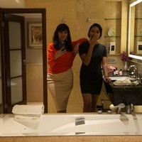 Saat mengunggah kebersamaan dengan anak-anaknya di media sosial, netizen kerap memuji tidak seperti ibu dan anak, tapi lebih mirip kakak-adik. Foto: Instagram/@tatacahyani