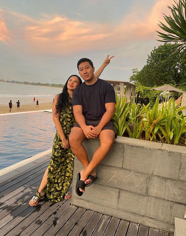 Foto kebersamaannya dengan sang putra, Darma, pun mendapat komentar yang tak jauh berbeda. Bahkan ada yang menulis Tata dan Darma seperti seumuran. Foto: Instagram/@tatacahyani