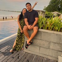 Foto kebersamaannya dengan sang putra, Darma, pun mendapat komentar yang tak jauh berbeda. Bahkan ada yang menulis Tata dan Darma seperti seumuran. Foto: Instagram/@tatacahyani