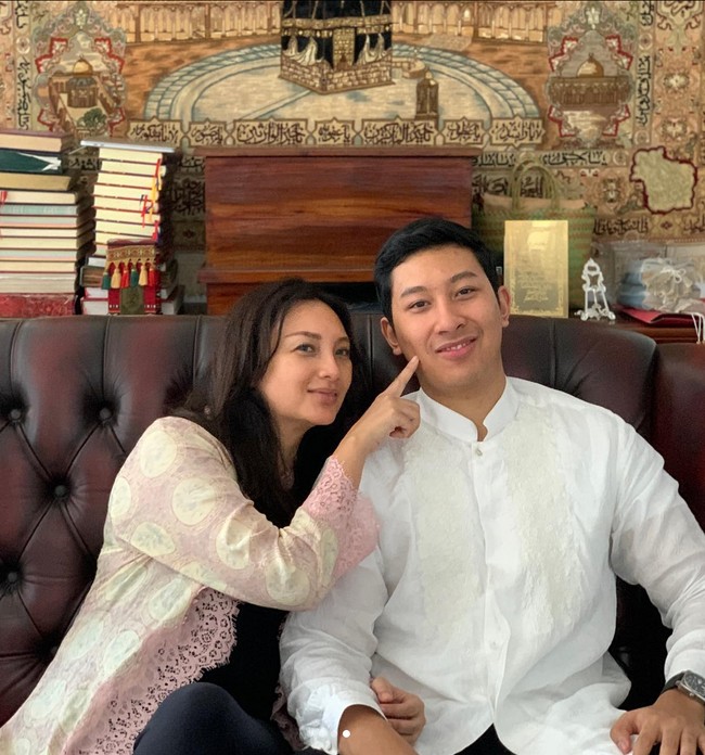 “Keliatan seumuran sama putranya 😍 cantik lagi ckck,” puji netizen lagi. Foto: Instagram/@tatacahyani