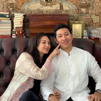 “Keliatan seumuran sama putranya 😍 cantik lagi ckck,” puji netizen lagi. Foto: Instagram/@tatacahyani