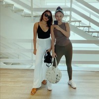 Tata Cahyani memiliki dua orang anak dari pernikahannya dengan Tommy Soeharto. Mereka adalah Darma Mangkuluhur Hutomo dan Gayanti Hutami. Foto: Instagram/@tatacahyani