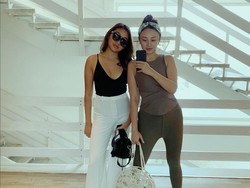 8 Potret Akrab Tata Mantan Istri Tommy Soeharto & Anak, Dipuji Bak Kakak-Adik