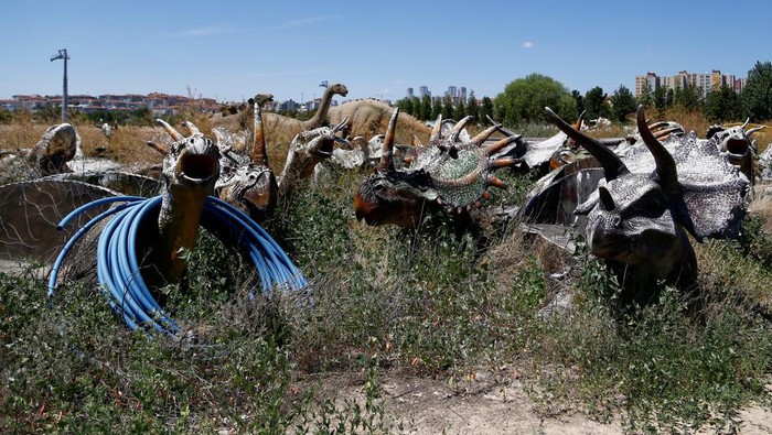 Terbengkalai, Taman Hiburan di Turki Ini Bak Kota Hantu Abandoned toys and models are seen at Ankapark theme park in Ankara, Turkey July 25, 2022. REUTERS/Cagla Gurdogan