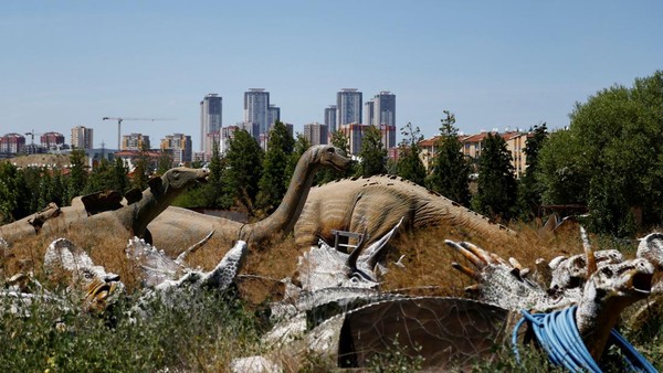 Model dinosaurus terlantar terlihat di taman hiburan Ankapark di Ankara, Turki, Senin, (25/7/2022).