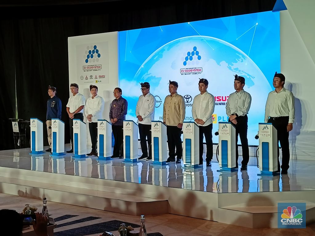 Toyota dan empat pabrikan lainnya yakni Mitsubishi Motors, Nissan, FUSO dan Isuzu saling bekerjasama dalam program bertajuk Joint Project EV Smart Mobility di Nusa Dua Bali Rabu (27/7/22). (CNBC Indonesia/Ferry Sandi)