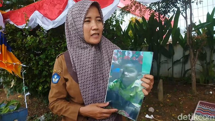 Tri Wahyuningsih, kepsek yang berjualan bendera untuk membantu balita penderita tumor.