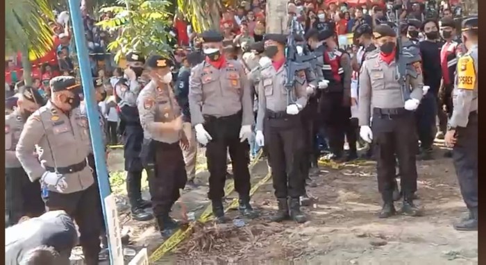 Upacara kepolisian saat pemakaman Brigadir J (foto: istimewa)