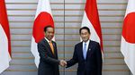 Momen Jokowi  Bertemu PM Jepang, Tersenyum dan Jabat Tangan Erat