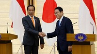 Kedua pemimpin negara berjabat tangan erat dan saling melempar senyum di depan kamera. Pembahasan Jokowi dan Kishida seputar kerja sama ekonomi, perdagangan, dan menyinggung soal isu kawasan maupun internasional.  