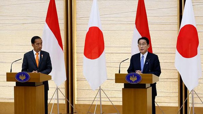Usai Sambangi China, Jokowi Lanjut Temui PM dan Kaisar Jepang Indonesian President Joko Widodo (L) and Japan's Prime Minister Fumio Kishida attend a joint news conference at the prime minister's official residence in Tokyo on July 27, 2022. (Photo by Kiyoshi OTA / POOL / AFP) (Photo by KIYOSHI OTA/POOL/AFP via Getty Images)