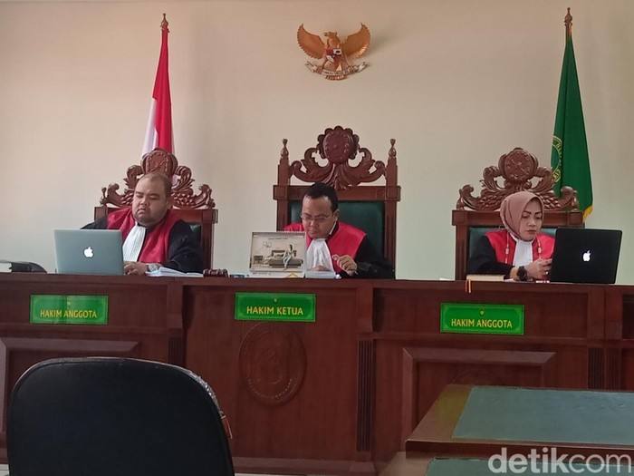 Sidang gugatan Veranosiliyana terhadap Sirajuddin Mahmud berlanjut di Pengadilan Negeri Cikarang pada Rabu (27/7/2022). Sidang kembali harus ditunda karena Sirajuddin Mahmud absen.