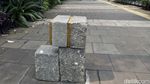 Waduh, Tiang Beton Penghalang Motor di Trotoar Kemang Patah