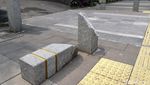Waduh, Tiang Beton Penghalang Motor di Trotoar Kemang Patah