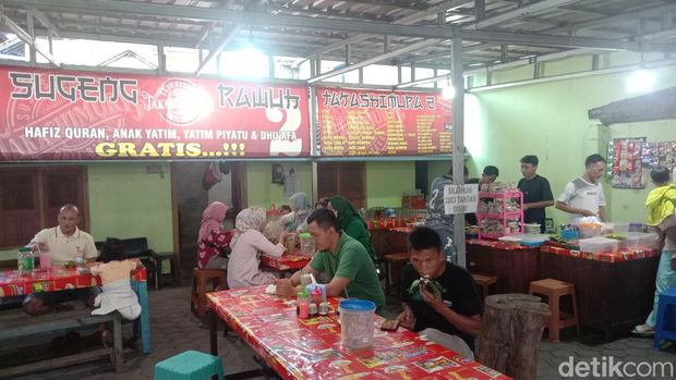 Warung di Kudus gratiskan hafiz Al-Quran anak yatim piatu, dan dhuafa, Rabu (27/7/2022)