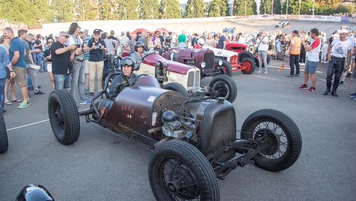 Wow! Mobil-mobil Antik Adu Kecepatan di Sirkuit Zurich Iris Kramer drives a 1956 MG A Race Car during the Indianapolis in Oerlikon race demonstration at the Offene Rennbahn cycling track in Zurich's Oerlikon suburb, Switzerland, July 26, 2022. REUTERS/Arnd Wiegmann