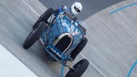 Juerg Koenig beraksi dengan mobil balap Bugatti 37 miliknya.