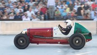 Kurt Hasler dengan mobil balap Maserati 8CM 1933. 