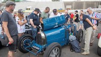 Juerg Koenig memberikan penjelasan tentang Bugatti 37 A 1926 miliknya kepada para penonton.