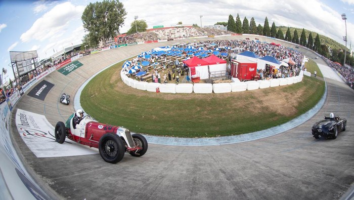 Wow! Mobil-mobil Antik Adu Kecepatan di Sirkuit Zurich Iris Kramer drives a 1956 MG A Race Car during the Indianapolis in Oerlikon race demonstration at the Offene Rennbahn cycling track in Zurich's Oerlikon suburb, Switzerland, July 26, 2022. REUTERS/Arnd Wiegmann